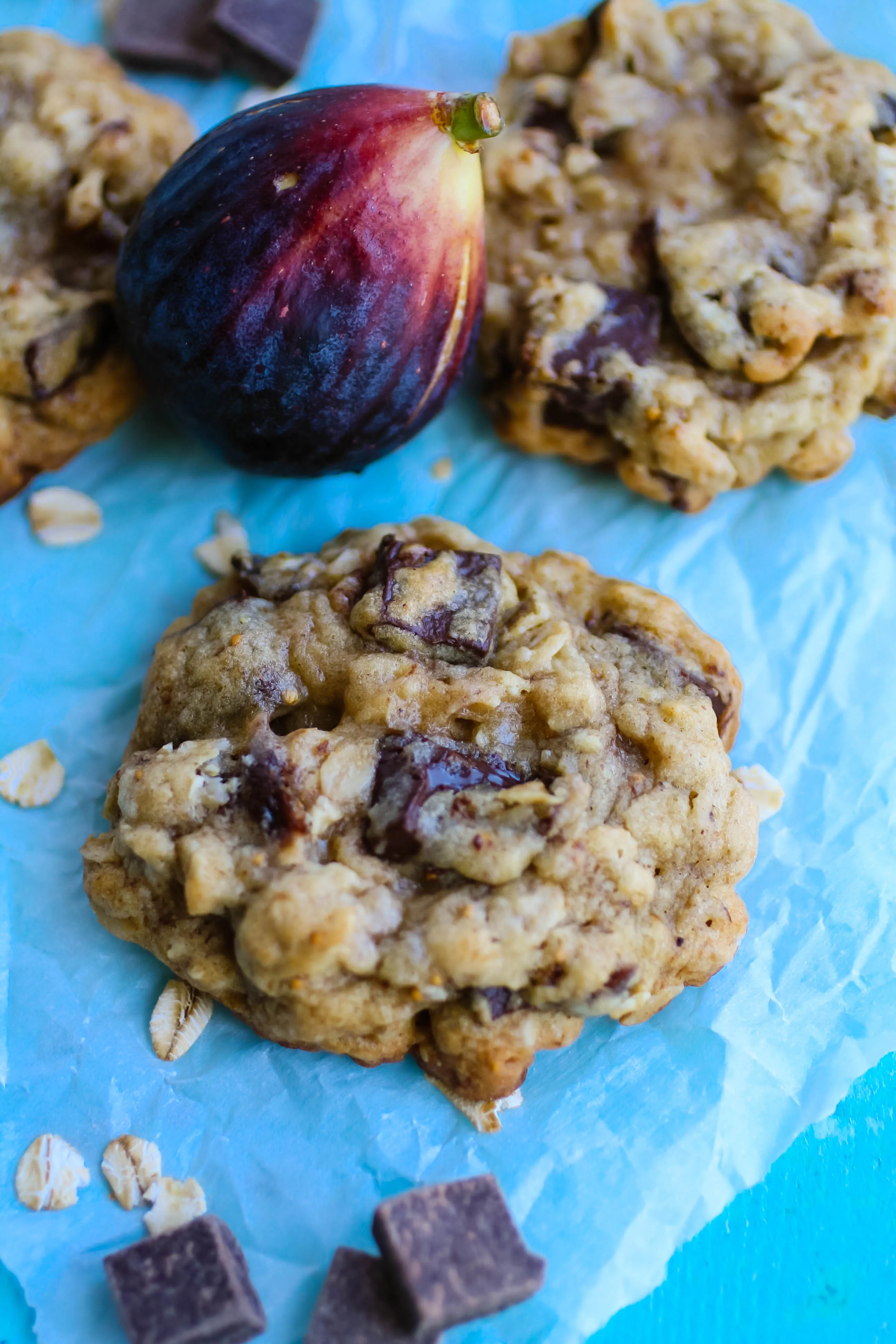 Oatmeal fig cookies with dark chocolate chunks are awesome cookies everyone will love. Oatmeal fig cookies with dark chocolate chunks are loaded with great ingredients for a hearty cookie.