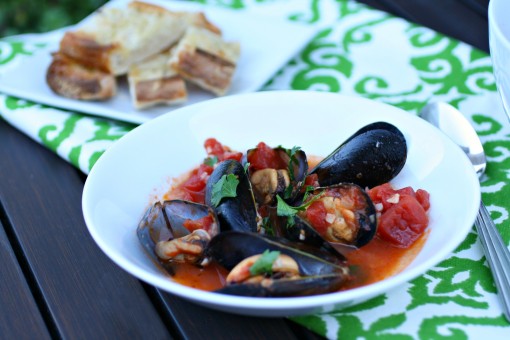 A bowl of Easy Mussels Marinara