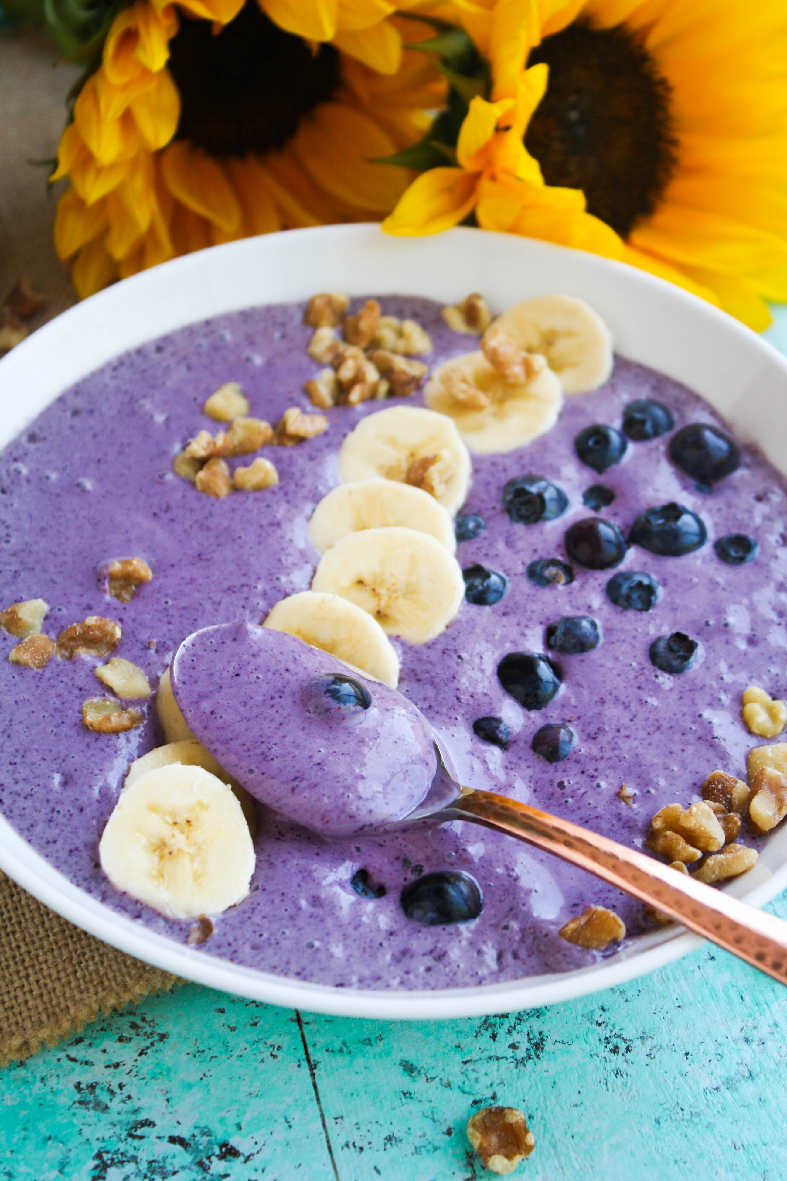 Blueberry Banana Walnut Smoothie Bowls are rich in color and lovely for breakfast! Blueberry Banana Walnut Smoothie Bowls are ideal for your morning meal.
