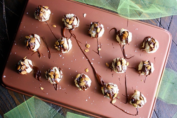 Enjoy these beautiful Chocolate-Drizzled Maple Coconut Caramel Macaroons -- they're so easy to make!