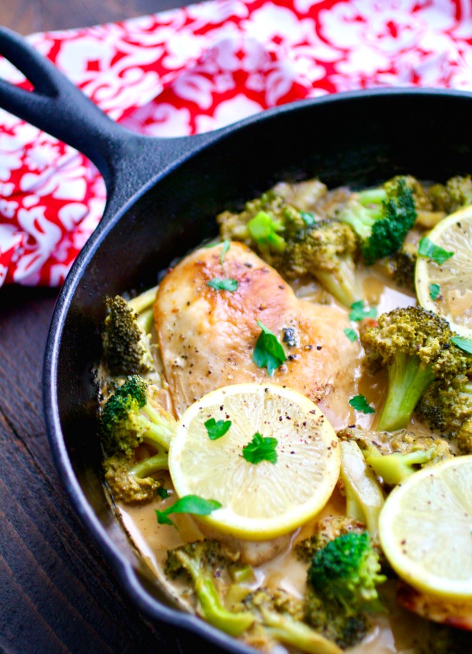 Looking for a meal that perfect for the holiday season, but without the hassle? Creamy Lemon Chicken with Broccoli is just the right thing!