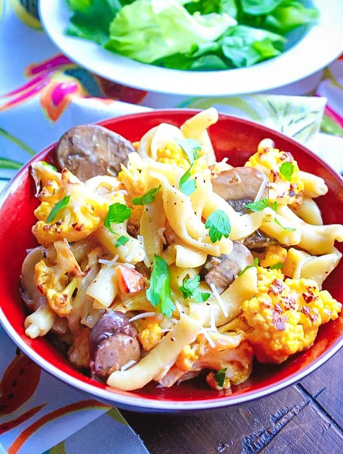 Creamy Pasta with Roasted Cauliflower and Mushrooms is a delightful and filling meal. You'll adore this Creamy Pasta with Roasted Cauliflower and Mushrooms dish.
