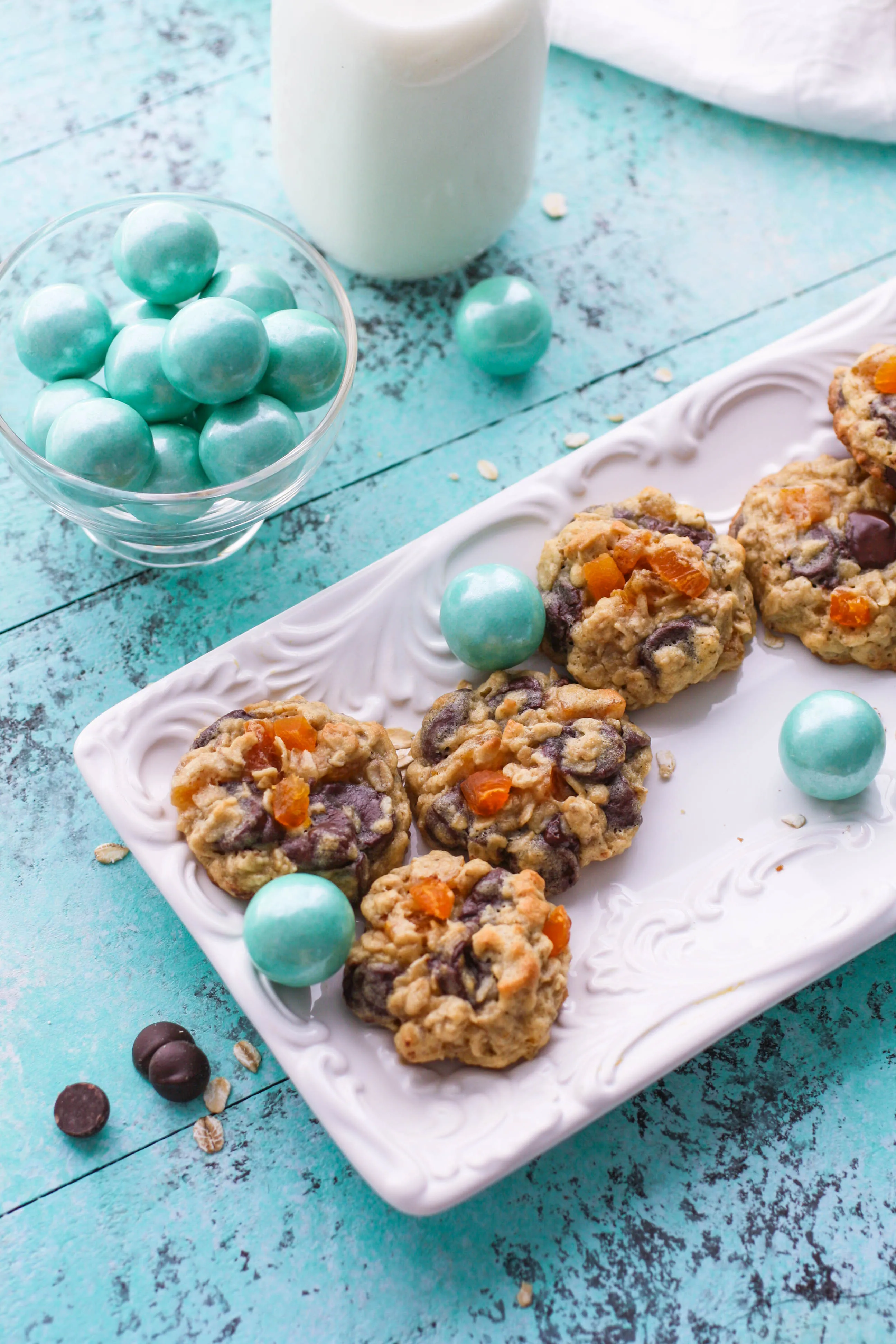 Dark Chocolate Apricot Oatmeal Cookies are a tasty treat filled with goodies! These Dark Chocolate Apricot Oatmeal Cookies are such a fun treat to enjoy!