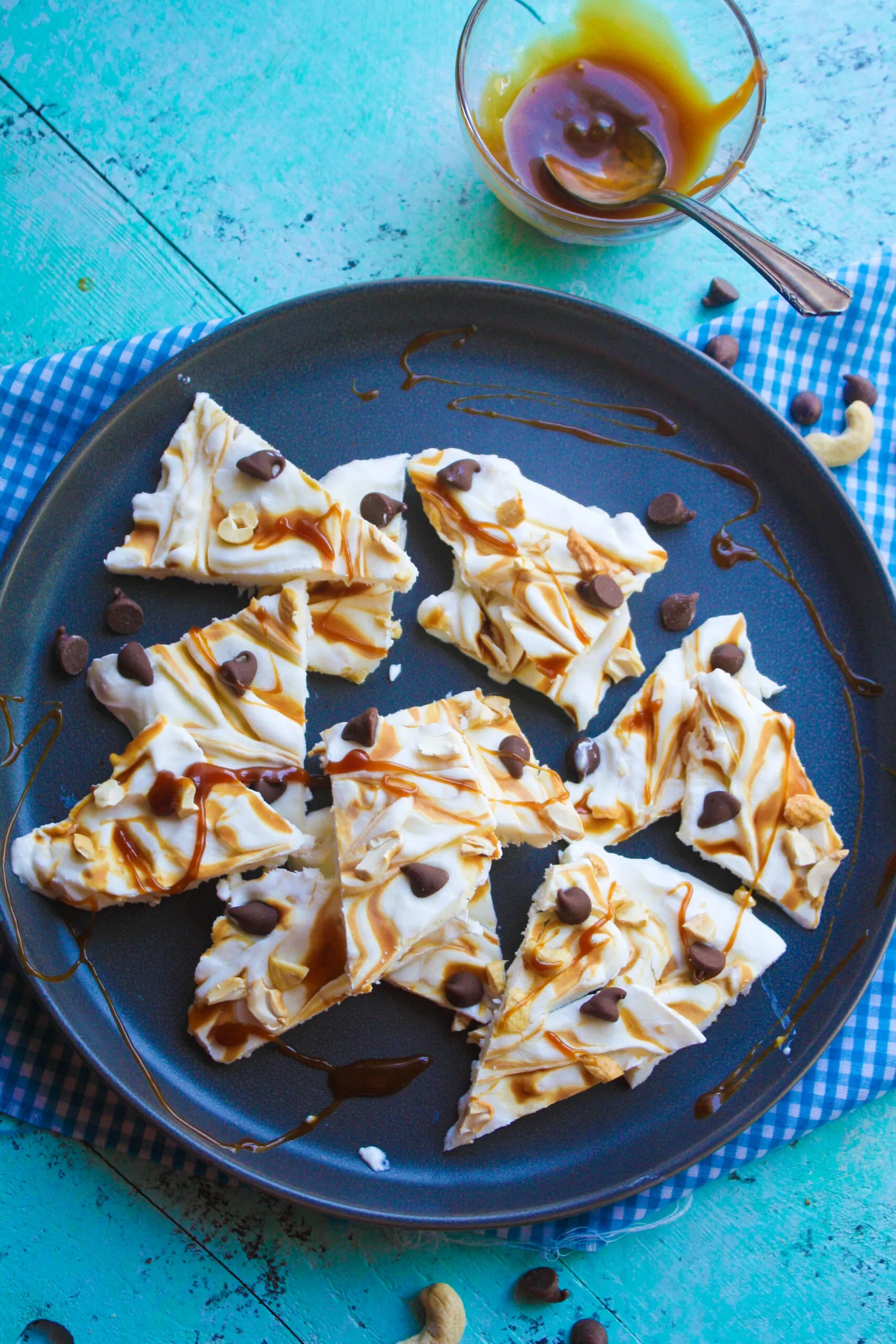 Frozen Yogurt Bark with Caramel, Cashews and Chocolate is an ideal dessert that's creamy and delicious!