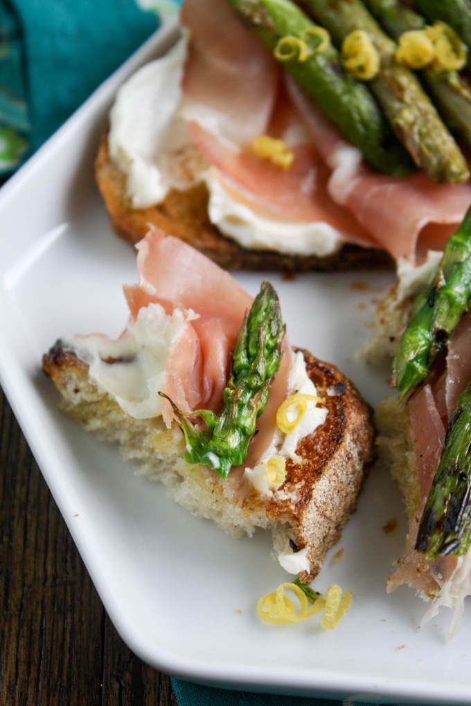 Grilled Asparagus, Prosciutto, and Brie Bruschetta makes a delicous springtime snack. You'll enjoy the flavors!