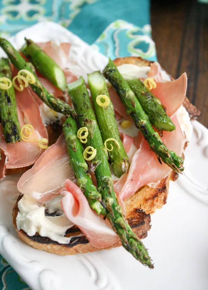 Grilled Asparagus, Prosciutto, and Brie Bruschetta is the perfect springtime starter! You'll love the flavors! 