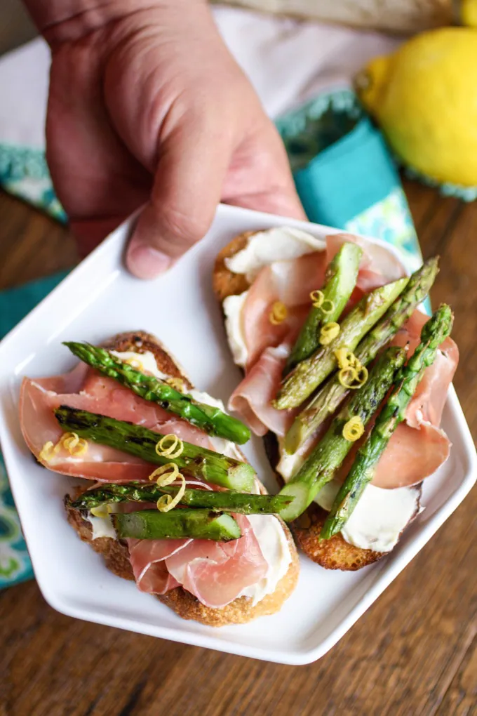 Grilled Asparagus, Prosciutto, and Brie Bruschetta is a wonderful starter! Perfect for spring!