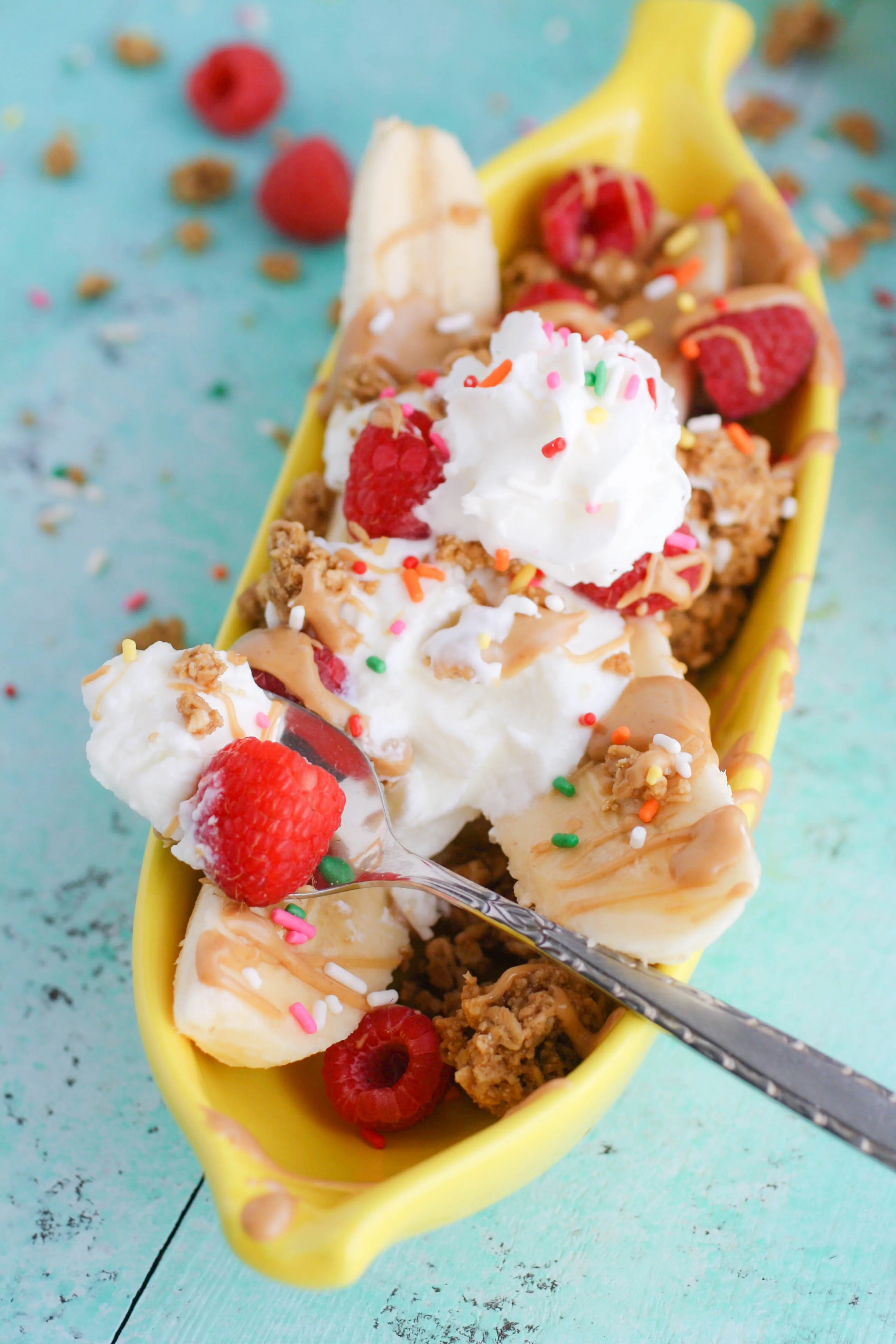 Dig into these “Peanut Butter & Jelly" Breakfast Banana Splits! How fun are these “Peanut Butter & Jelly" Breakfast Banana Splits?