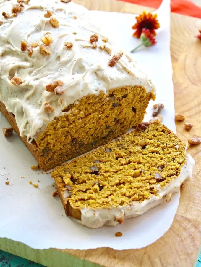 Perfect for fall: Pecan-Pumpkin Bread with Chai Cream Cheese Frosting!