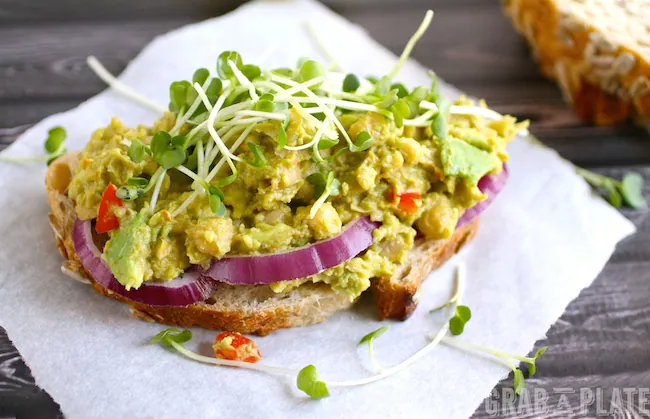 Meal-making made easy and healthy: Spiced and Smashed Chickpea and Avocado Sandwiches #MeatlessMonday #vegan 