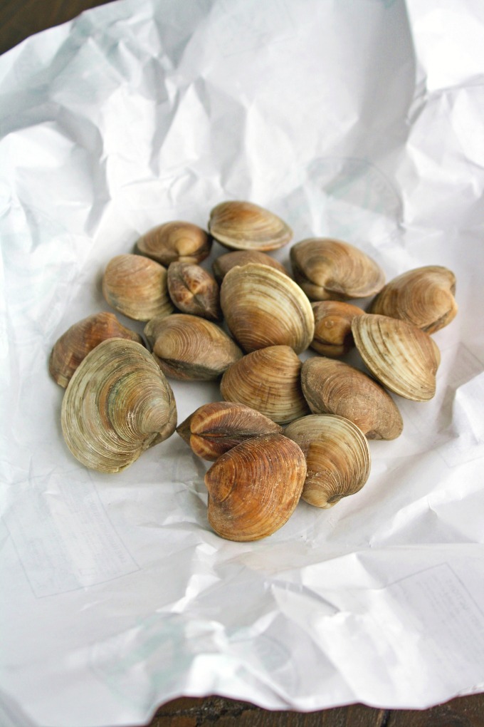 Prepare Spaghetti alle Vongole (Spaghetti with Clams) with fresh clams for a delightful dish!