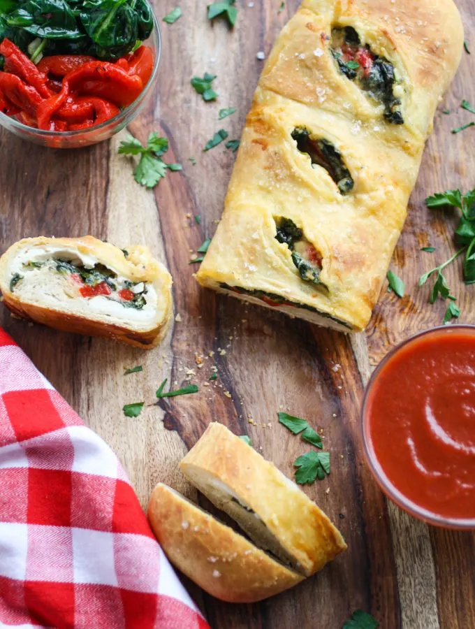 Spinach and Roasted Red Pepper Stromboli is a great way to kick off the weekend! This pizza-like dish is perfect for anytime!