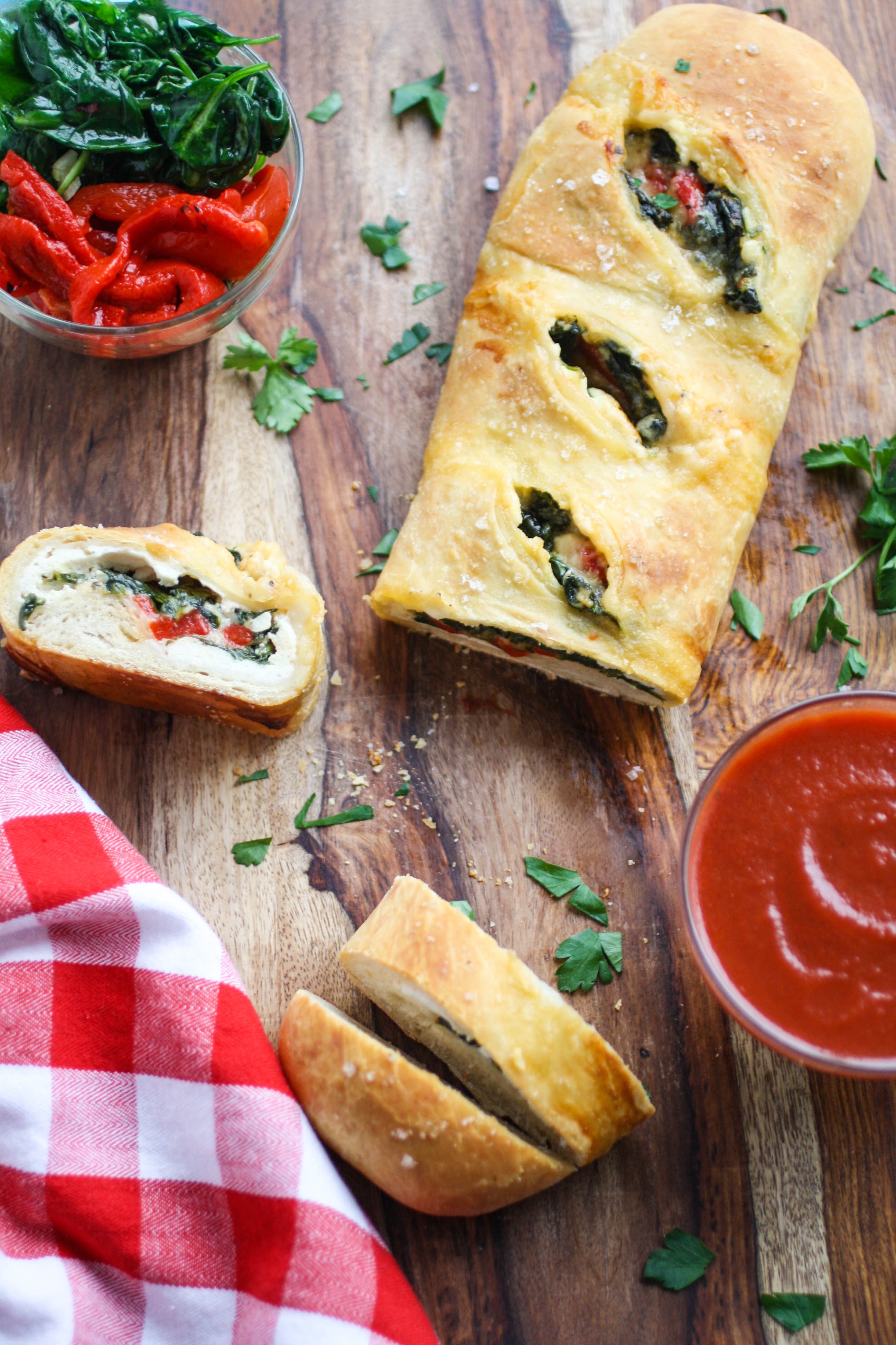 Spinach and Roasted Red Pepper Stromboli is a great way to kick off the weekend!  This pizza-like dish is perfect for anytime!