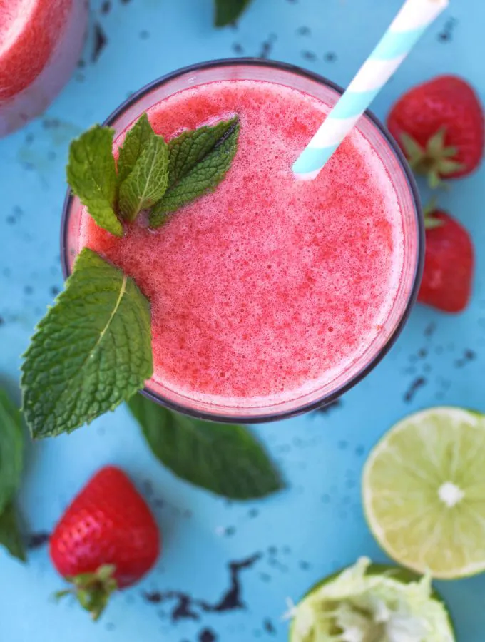 Strawberry-Mint Agua Fresca is a fabulous drink for the warm weather! It's so refreshing!