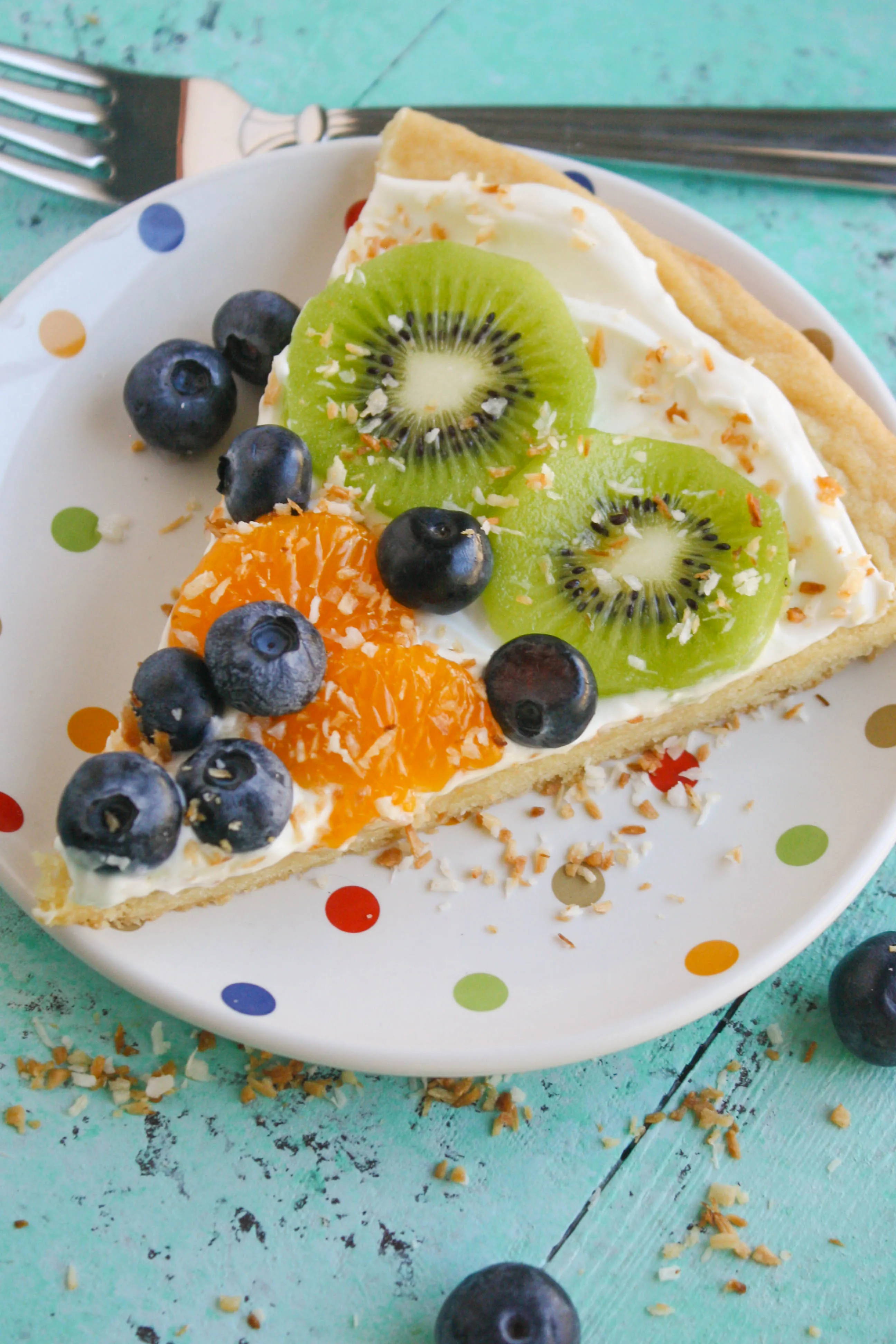 Sugar Cookie Fruit Pizza is ther perfect summer party treat! Make one for your next get together for an easy-to-make dessert!