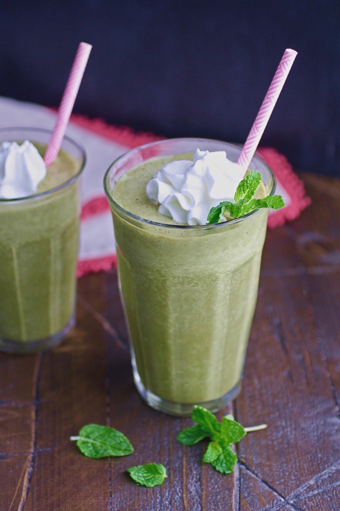 Looking to fulfill your seasonal cookie craving? Try these Thin Mint Spinach Smoothies! You'll love the flavor, without the guilt!