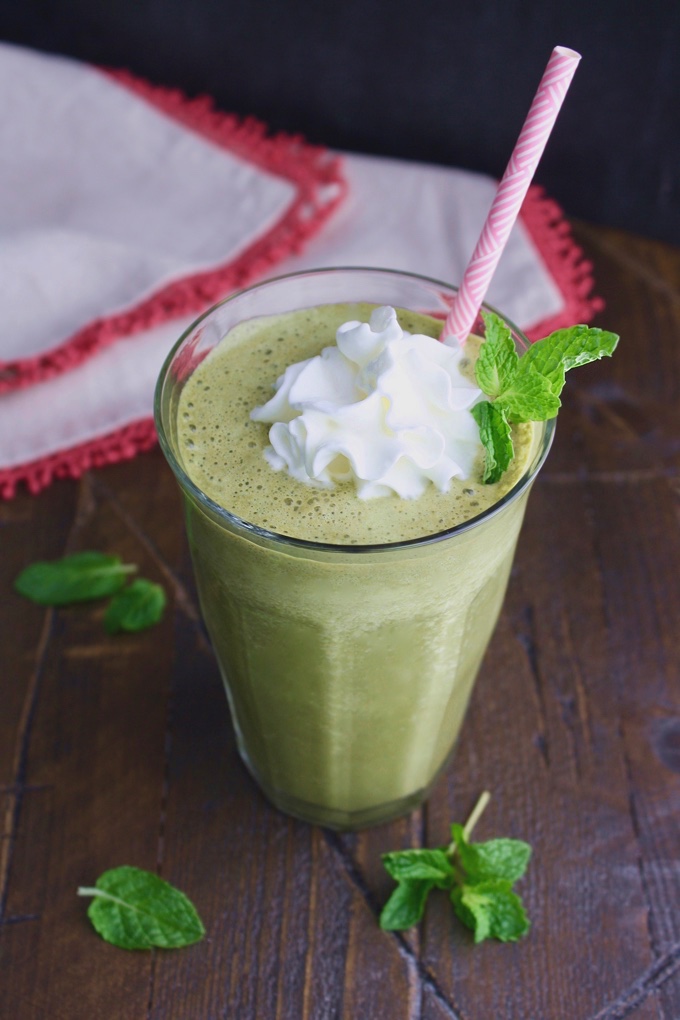 Sip away! These Thin Mint Spinach Smoothies are big on flavor and won't bring you any "cookie guilt!"