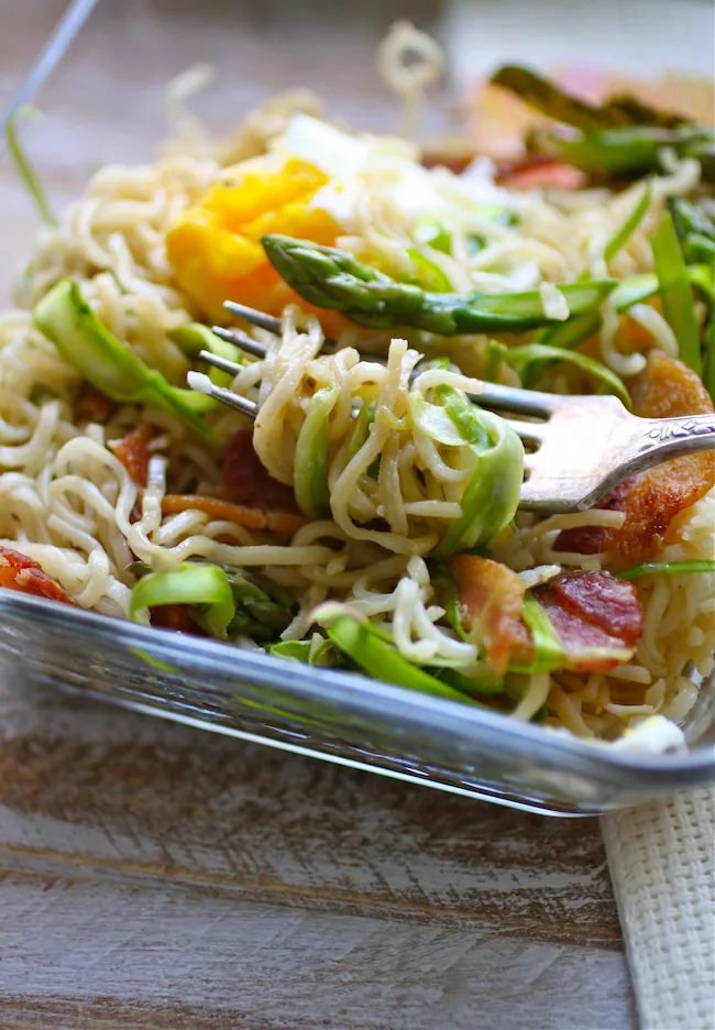 ramen noodles mazemen style with bacon, egg and asparagus