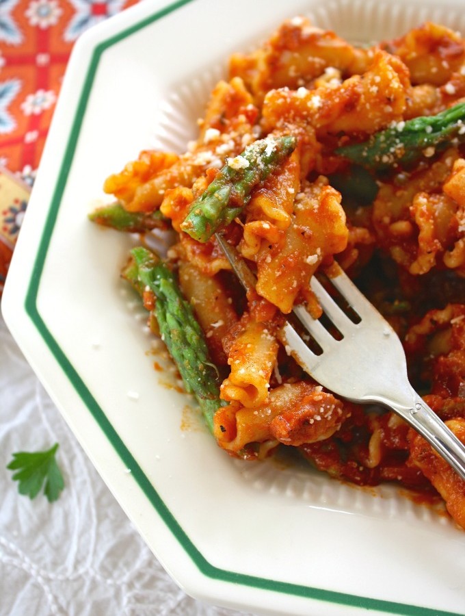 Dig into this delicious dish: pasta with asparagus and pancetta